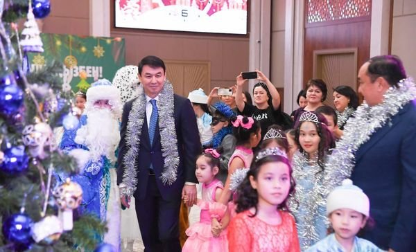 Дархан Сатыбалды поздравил детей с новым годом
