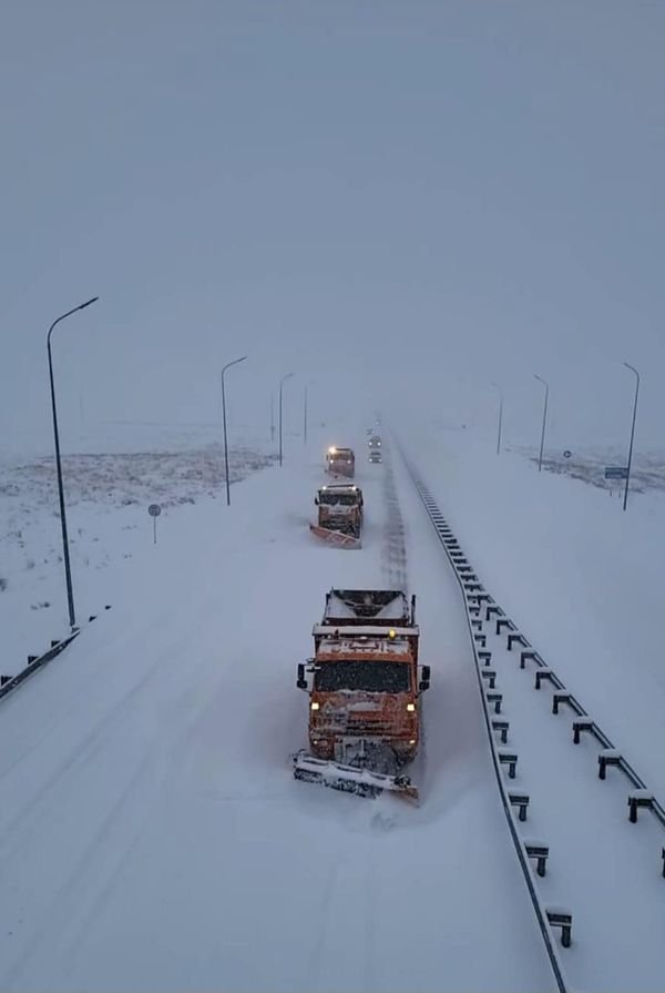 в Туркестанской области продолжают очищать дороги от снега