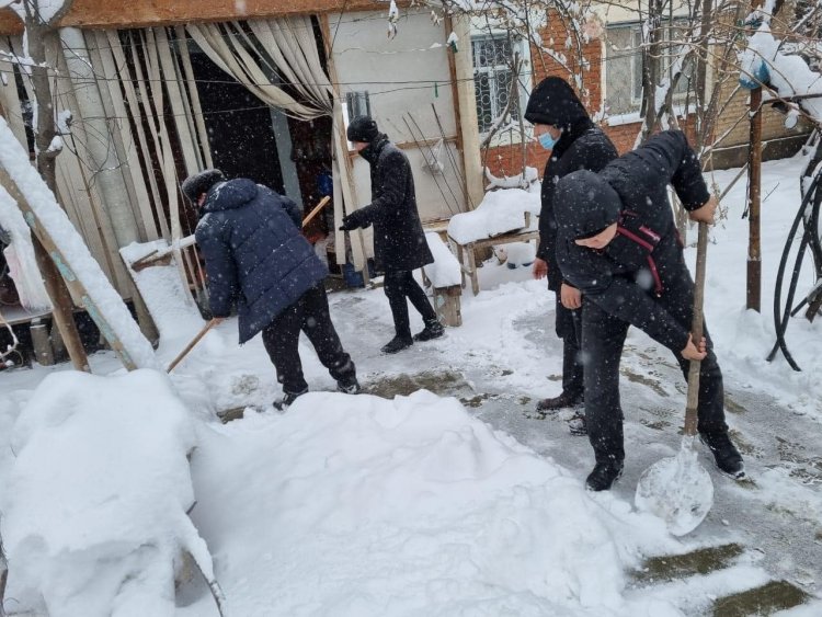Туркестан: молодежь очистила дворы пожилых жителей от снега и раздала горячее питание работникам коммунальной сферы