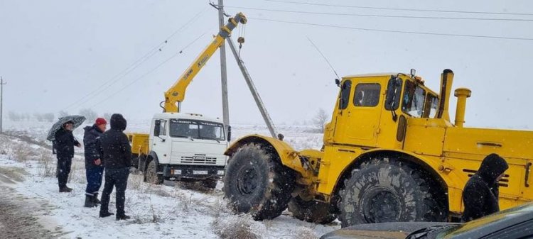 Туркестан: предприниматели вносят вклад в уборку снега