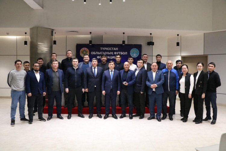 Туркестан: ряд граждан награжден нагрудным знаком «Казахстанской федерации футбола - 30 лет»