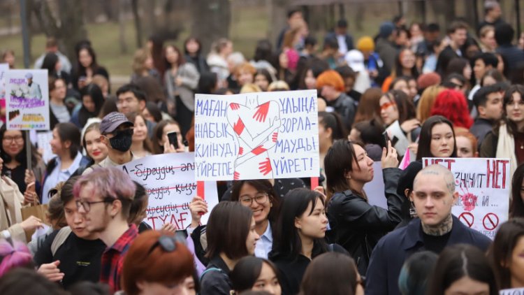Алматыда феминисттердің митингі өтті: қатысушылар қандай ұрандармен сөз сөйледі