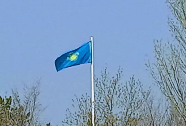 Астанада Қазақстанның төңкерілген туы желбіреп тұр