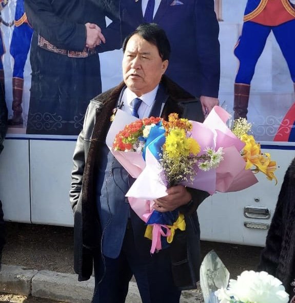 Моңғол президенті қазақ жазушысын марапаттады