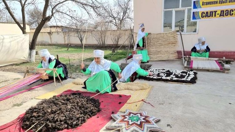 Түркістан: Жетісайлық әжелер ұлттық қолөнерді дәріптеп жатыр