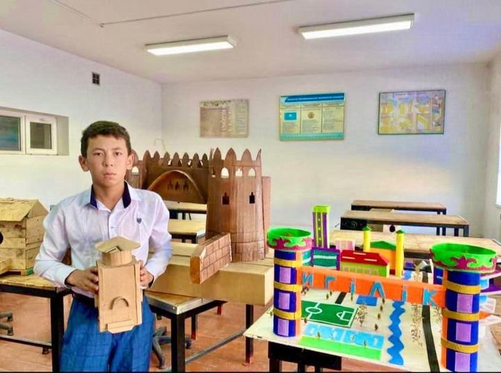 Түркістан: Келесте 8 сынып оқушысы тұрмыстық қалдықтардан архитектуралық нысандар жасайды