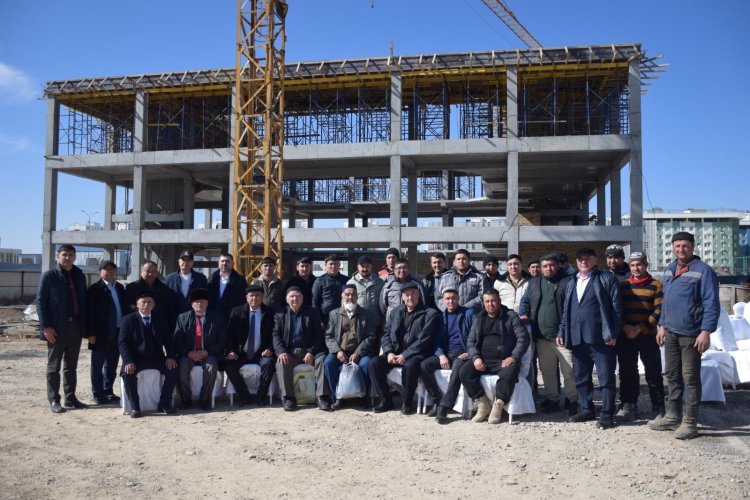 Туркестан: В честь дня благодарности этнокультурные объединения отдали дань уважения строителям