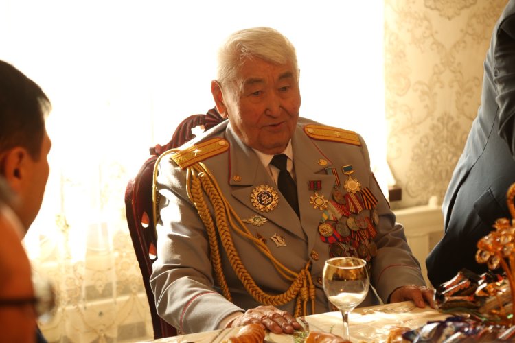 В честь весеннего праздника генералы посетили дома 90-летнего ветерана ОВД
